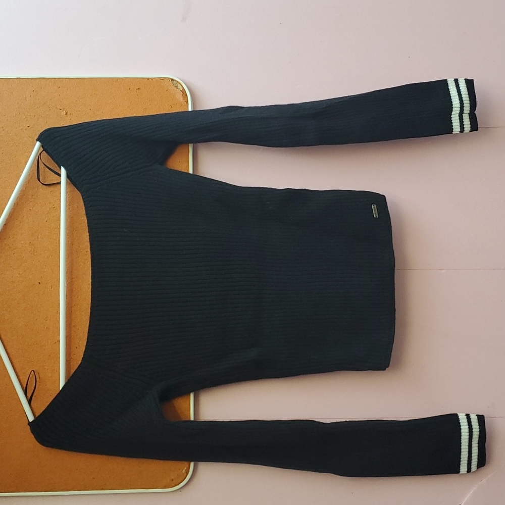 Hollister cold shoulder sweater,    Size S